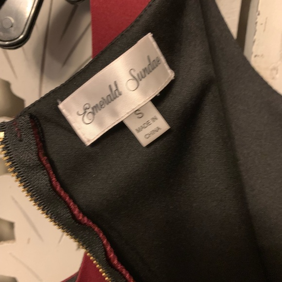 EMERALD SUNDAE NICE BURGUNDY RED & BLACK ACCENTS SLEEVELESS MINI DRESS - Picture 10 of 10